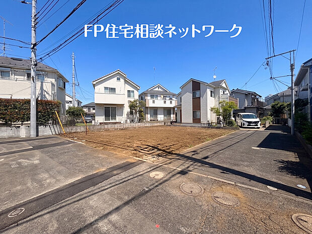【開放感のある角地】日当たりが良く開放感のある南西角地です。 2方向から光や風を取り込めるため、明るく快適な住まいが実現!また周辺は第一種低層住居専用地域の良好な住環境が保たれたエリアで、落ち着いた暮らしが叶います。