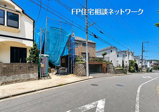 【~季節を感じ、家族の時間を育む家~】青空へと続く坂道の先に、家族の未来が待っている。季節の風を感じ、穏やかな時間を積み重ねる日々。何気ない毎日が、かけがえのない思い出へと変わる住まいです。