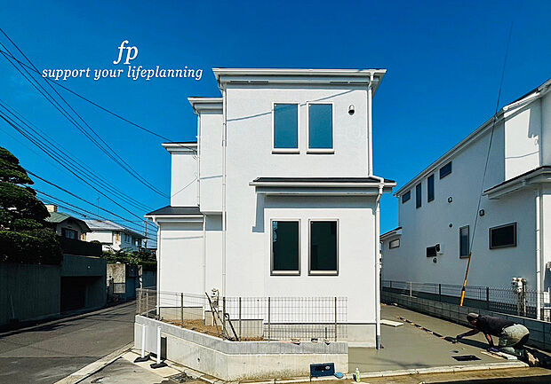 【~類似外観同仕様~】施工例のため分譲中の建物とは外壁、屋根開口部等の形状・仕様が異なります。