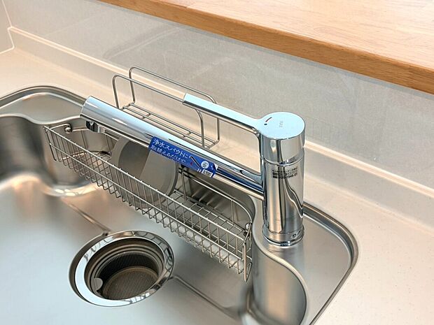 【浄水器内蔵一体型水栓】浄水器を内蔵したキッチン水栓。お米を研いだり、野菜を洗ったりするときなど用途に応じてワンタッチで浄水に切り替えが可能です。カートリッジ式なので、フィルターを簡単に交換する事が出来ます。
