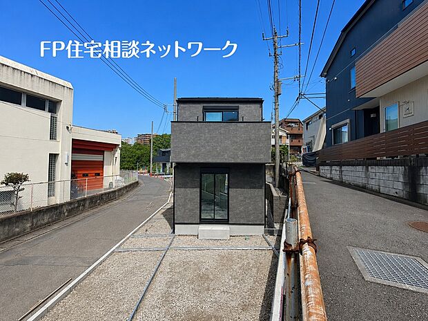 【四季の移り変わりを感じられる贅沢な住環境】自然林を生かした散策路や池がある若葉台公園まで30m、徒歩1分の近さ。緑に恵まれたエリアで、毎日のお散歩も気持ちよさそう。自然に包まれた穏やかな暮らしができる住環境が整っています。