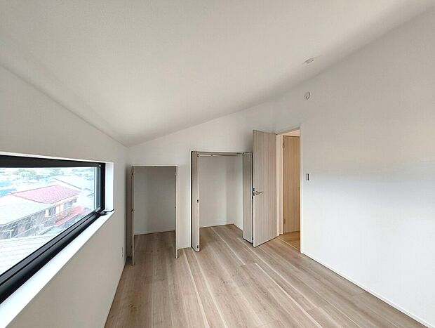 【全室収納付きでスッキリ快適】全居室には収納クローゼットを完備。普段使いのお洋服や小物はもちろん、季節物のお洋服などもしっかりと整理整頓できる。居室空間を隅々まで使えるのが嬉しい。