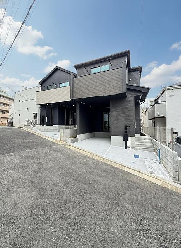 【南東側に接道】南東向きで、日当たりの良さと開放感を感じられる立地です。ビルトイン車庫付きの住まい。雨風から大切なお車を守り、お荷物の出し入れもゆっくり行えます。