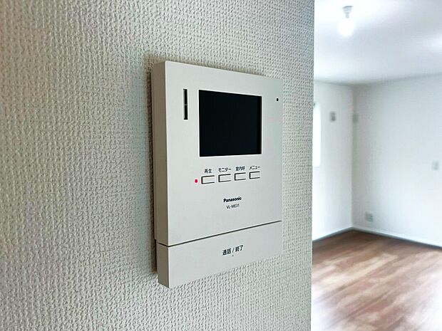 【TVモニター付きインターフォン】TVモニタ付インターホンでセキュリティ面にも配慮。来客を確認できるだけでなく、録画機能で留守中の来訪者の確認ができます!学校から帰ったお子様のお留守番にも安心なセキュリティ設備ですね。