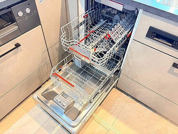 【食器洗浄乾燥機】手間をかけずに食後の後片付けができる食器洗浄乾燥機。食器の出し入れがスムーズなスライドタイプ。高温で洗うのでしつこい油よごれもすっきり落ち、除菌もできます。また手洗よりも節水でき、節約にもなります。