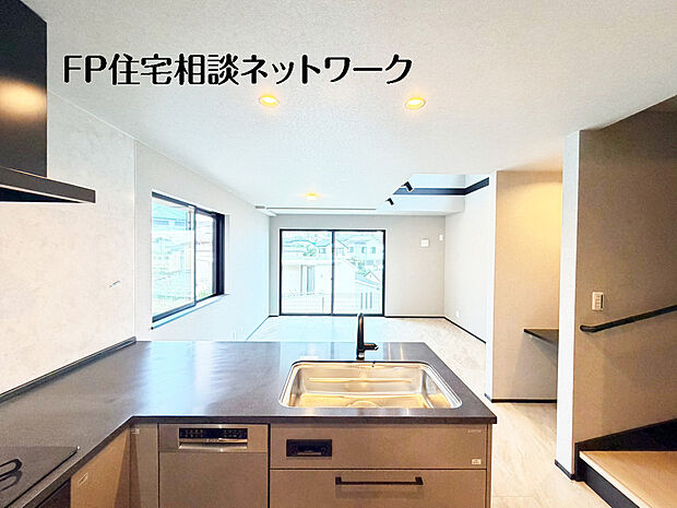 【開放的なL型オープンキッチン】リビング全体を見渡せるキッチンは、お料理中もご家族との会話が弾みます。リビング階段を採用し、自然とコミュニケーションが生まれる温かな空間設計が魅力です。