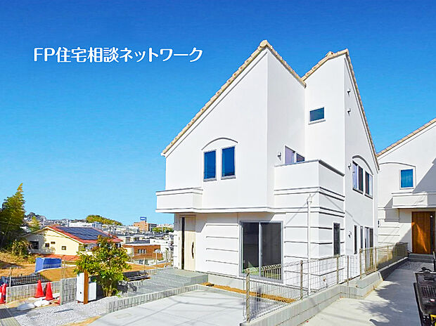 【～類似外観同仕様～】施工例のため分譲中の建物とは外壁、屋根開口部等の形状・仕様が異なります。