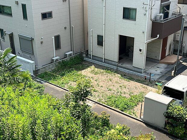 【~開放感と日当たりを感じる住まい~】東側が通路に面した、開放感のある住まい。視界が抜けやすく、陽光も取り込みやすいため、明るく心地よい住空間が期待できます。周囲の建物との距離も確保され、開放感を感じられるのが魅力です。