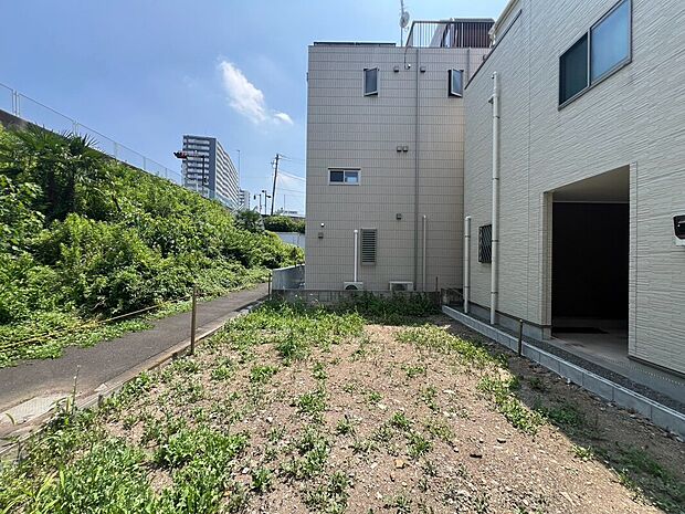 【~子育てファミリーに嬉しい住環境~】夢見ヶ崎動物公園まで徒歩6分。ペンギン、レッサーパンダなどがいる無料の動物園。ファミリーにも嬉しい立地です。休日のお散歩やお子さまとのお出かけにも便利で、身近に緑と癒しを感じられる住環境が魅力です。