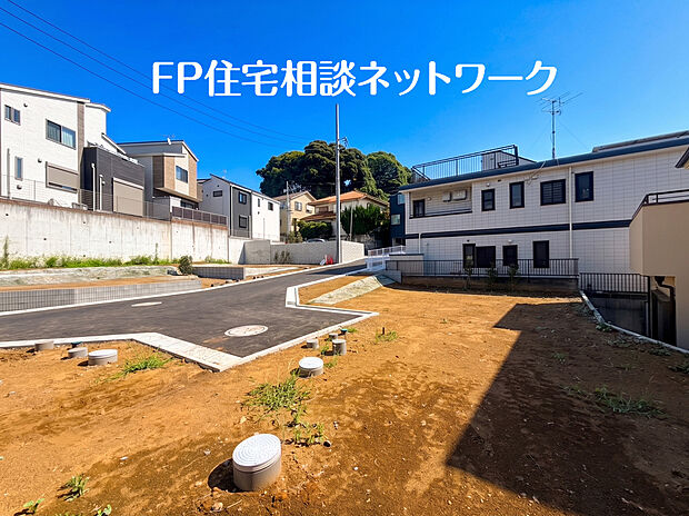 【~青空の下に広がる開放的な分譲地~】陽光に包まれた心地よい住環境が魅力。ゆとりある街区設計が家族の安心と快適な毎日を育みます。住むほどに愛着が深まる、未来への期待に満ちた住まいの舞台です。