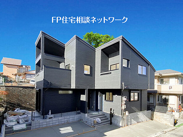 【~類似外観同仕様~】施工例のため分譲中の建物とは外壁、屋根開口部等の形状・仕様・色等が異なります。