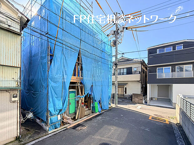 【徒歩5分圏内に生活施設が揃う、快適な住環境】小学校、公園、コンビニ、スーパーなどの生活利便施設が徒歩5分以内に揃い、子育てファミリーに快適な住環境です。
