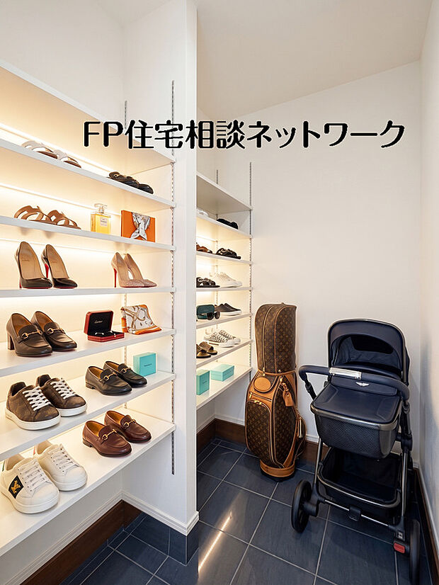 【シューズインクローゼット】靴やアウトドア用品もすっきり収納できる、便利なシューズインクローゼット付き玄関。※2号棟~本画像はAIがCGで家具や家電、小物を作成しております。また、販売価格には含まれておりません。