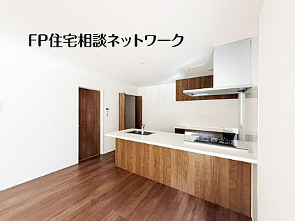 カップボード収納付きの対面キッチン