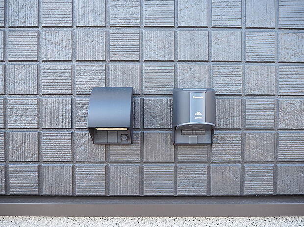 【EV・PHEV充電用コンセント】EV・PHEV充電用コンセントは、電気自動車の充電設備です。
屋外コンセントは、網戸や窓掃除、自動車のお掃除の際に掃除機をお使いいただくことも可能です。