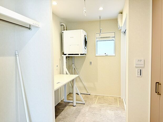 【ランドリールーム】室内干しで梅雨の時期や黄砂などを気にせず一年中洗濯物を干すことができます!
全てが室内で完結する為時短になります!