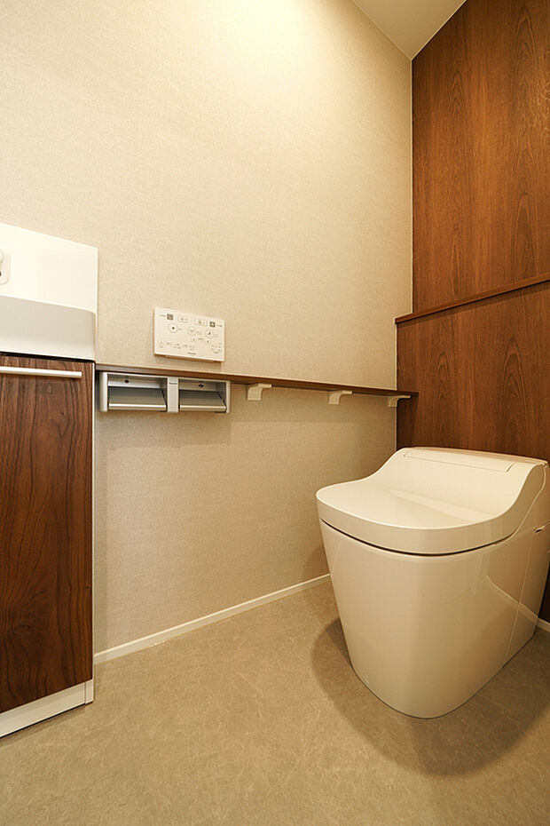 【トイレ】トイレ内は落ち着いた色味でまとめられ、木のぬくもりを感じられる温かみのある空間です。心安らぐ雰囲気が、リラックスタイムをより快適に演出します。