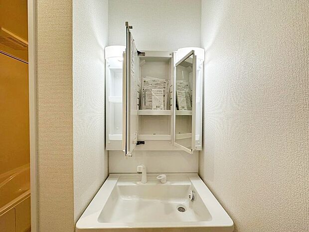 【三面鏡裏収納】三面鏡洗面台は収納豊富。細かいものもスッキリ片付きます。