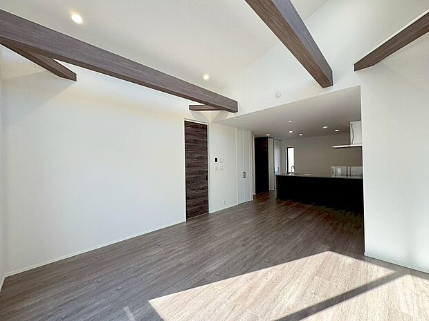 【C号棟ＬＤＫ】
床まである大きな窓からは柔らかな光が差し込み、団らんの時間が生まれる空間