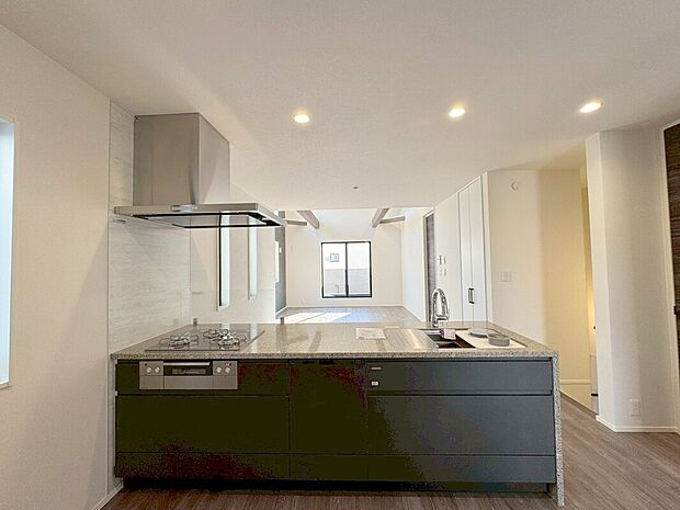 【Ｃ号棟キッチン】
カフェスタイルのオープンキッチンはみんなで会話を楽しみながらお料理を