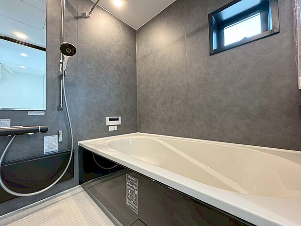 【Ｃ号棟浴室】
ゆったりくつろげる１坪タイプのバスルームには浴室暖房乾燥機完備♪