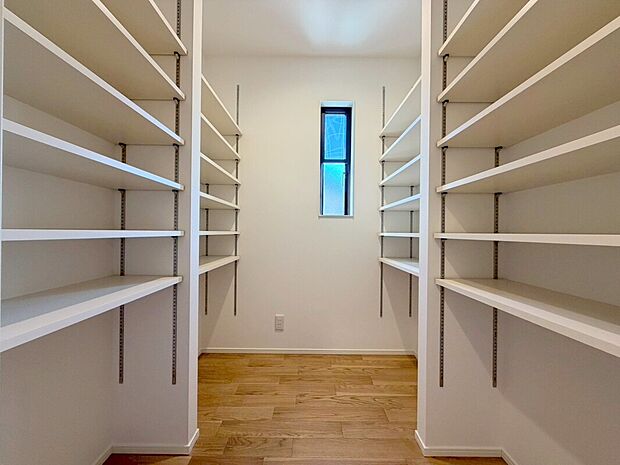 【パントリー】
キッチンには調味料やストック品の収納に便利なパントリー