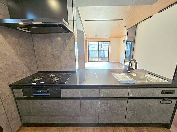 【キッチン】
カフェスタイルのオープンキッチンはみんなで会話を楽しみながらお料理を♪