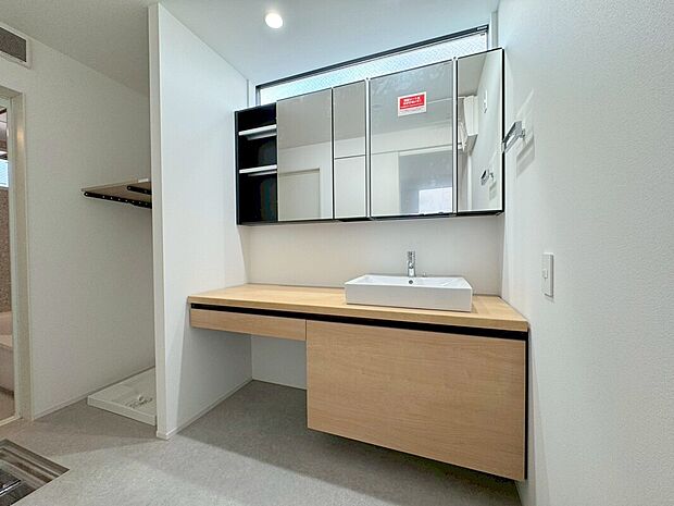 【洗面化粧台】
お洒落なデザイナースの洗面化粧台♪