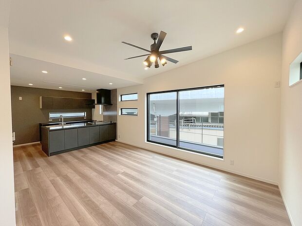 【施工例】
■モデルハウスのご案内や、ショールームにてキッチン等水回り設備や、フローリング等の建材や外壁材の実物をご覧頂けます
■お気軽にお問合せ下さい