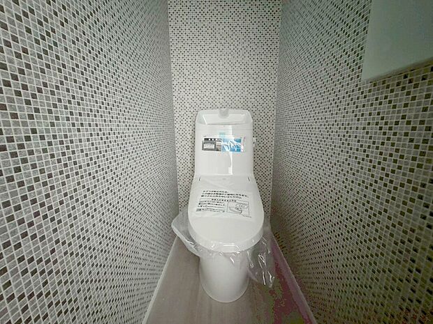 【トイレ】
白で統一された清潔感のあるお手洗いはシャワートイレ付♪エコで感染症予防にもつながります♪