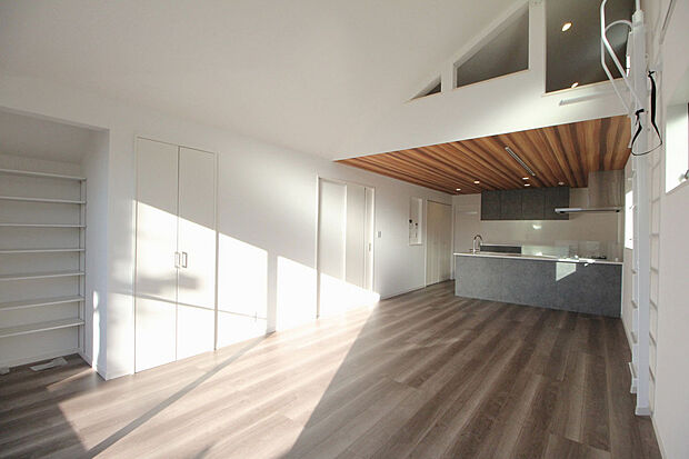 【施工例】
■モデルハウスのご案内や、ショールームにてキッチン等水回り設備や、フローリング等の建材や外壁材の実物をご覧頂けます
■お気軽にお問合せ下さい