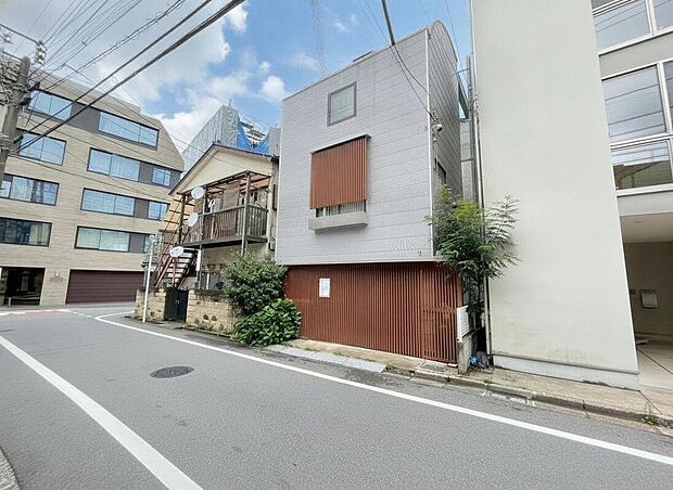 【現地】
モデルハウスのご案内や建物プレゼンテーションも承りますので、お気軽にお申し付けください。