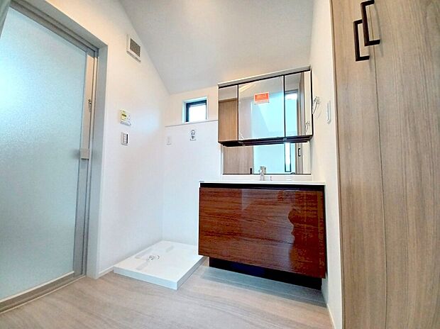 【洗面化粧台】使い勝手の良い三面鏡付洗面化粧台♪(令和７年５月２３日撮影)