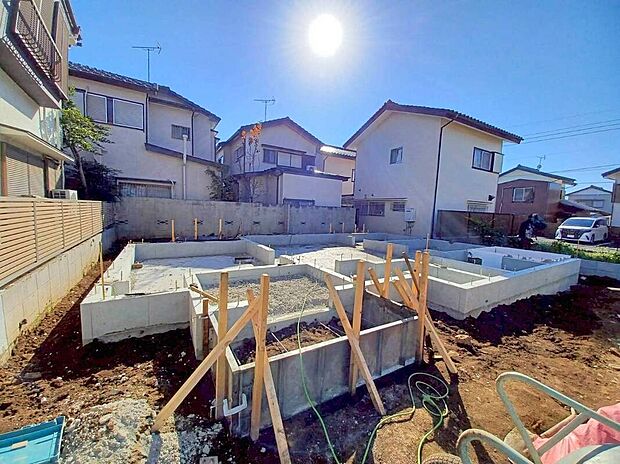 【外観】完成前のご紹介となりますが、最新基準に基づいた安心の構造・設備で計画されており、完成後は安心してお住まい頂けます♪(令和７年１１月１７日撮影)