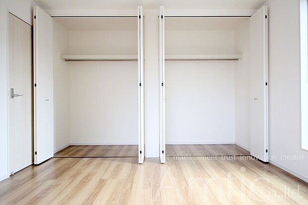 【収納施工例】■モデルハウスのご案内や、ショールームにてキッチン等水回り設備や、フローリング等の建材や外壁材の実物をご覧頂けます
■お気軽にお問合せ下さい