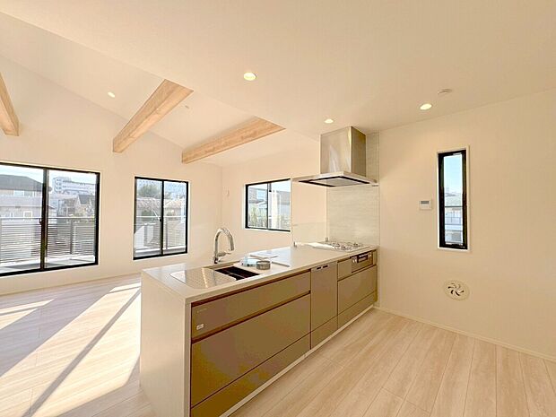 【E号棟ＬＤＫ】陽光差し込む開放的な、明るい吹抜けのリビング