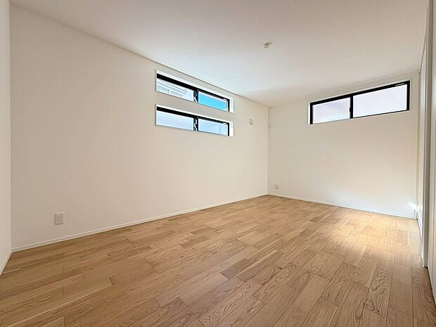 【洋室】１階主寝室は約８．０帖でキングサイズのベットや家具も余裕です。