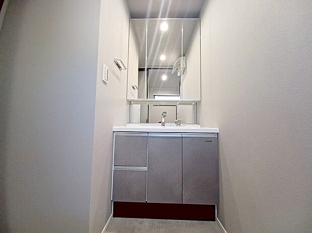 【1号棟洗面化粧台】便利なミラーキャビネット♪歯ブラシや化粧水、整髪料などゴチャゴチャしがちな小物を隠して収納でき、「生活感を出したくない」方におススメです♪