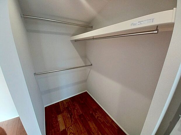 【2号棟WIC】衣類の他に季節物の家具や寝具など、たっぷり収納できる嬉しい「WIC」付き