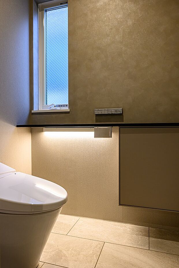 【タンクレストイレ】白で統一された清潔感のあるお手洗いはシャワートイレ付♪