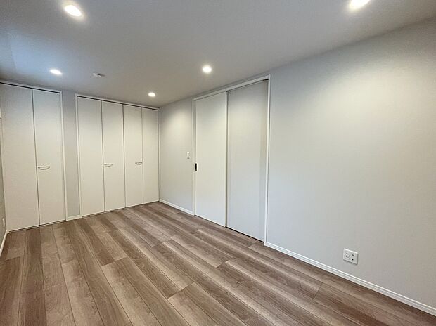 【洋室施工例】■モデルハウスのご案内や、ショールームにてキッチン等水回り設備や、フローリング等の建材や外壁材の実物をご覧頂けます
■お気軽にお問合せ下さい