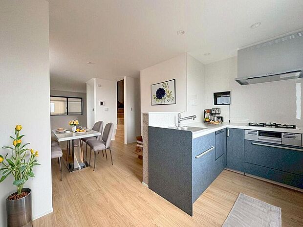 【D号棟ＬＤＫ】陽当たりとプライバシーが守られる２階リビング♪