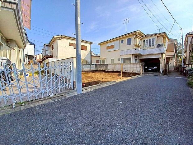 【前面道路含む現地写真】モデルハウスのご案内や建物プレゼンテーションも承りますので、お気軽にお申し付けください。