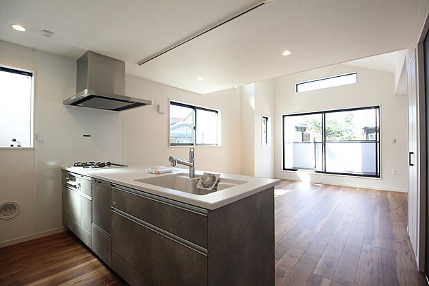 【キッチン施工例】■モデルハウスのご案内や、ショールームにてキッチン等水回り設備や、フローリング等の建材や外壁材の実物をご覧頂けます
■お気軽にお問合せ下さい