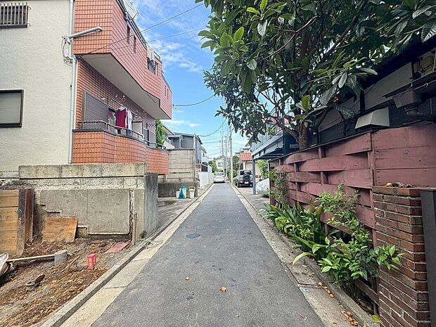 【前面道路含む現地写真】優雅な日常へ導く、品格のある美しい外観