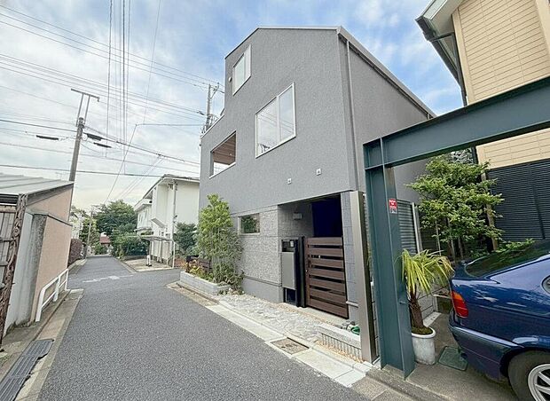 【前面道路含む現地写真】全面道路はお車の交通量も少なく、静かで暮らしやすいロケーション。小さなお子様や犬の散歩コースとしても安心です。