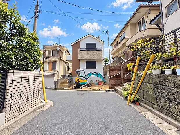 【前面道路含む現地写真】建物完成済み♪室内ゆっくりご内覧可能です♪