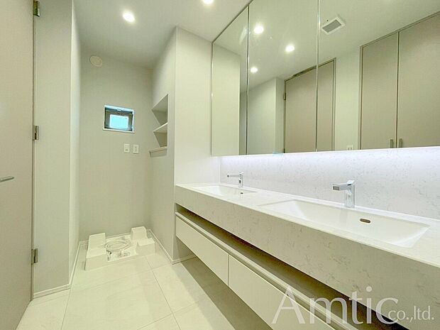 【２号棟 ワイドカウンター洗面化粧台】
ホテルライクなハイグレード仕様