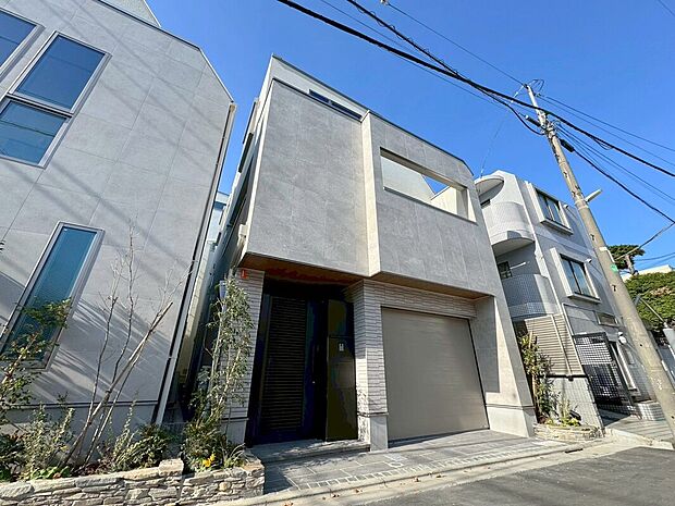 【前面道路含む現地写真】ホワイトを基調とした清潔感のある外観は緑豊かな現地と馴染み、落ち着いた毎日をお過ごし頂けます♪