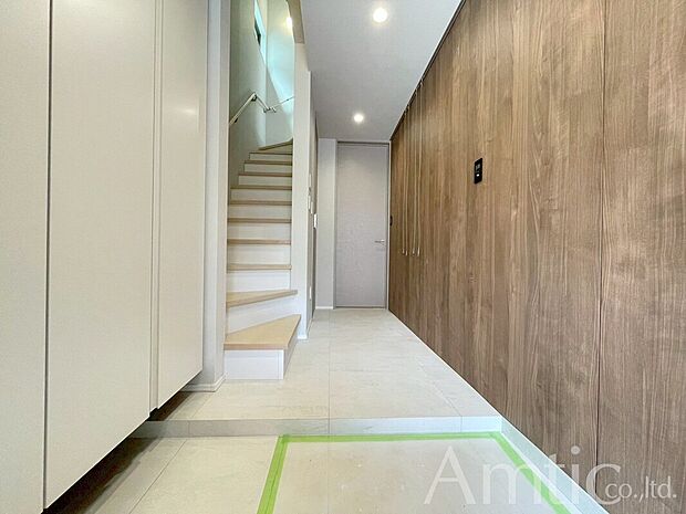 【２号棟玄関】ご家族やお客様をお迎えする、すっきり広々とした玄関です♪